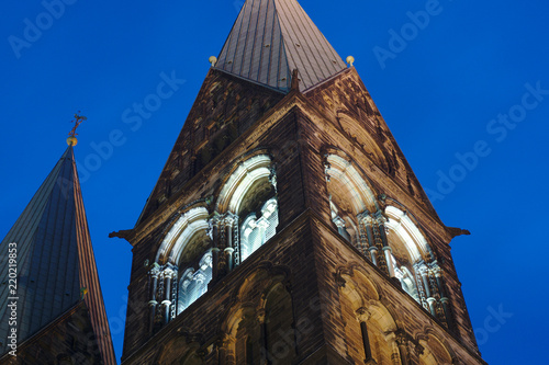 Bremer Dom, linker Flügel bei Nacht photo