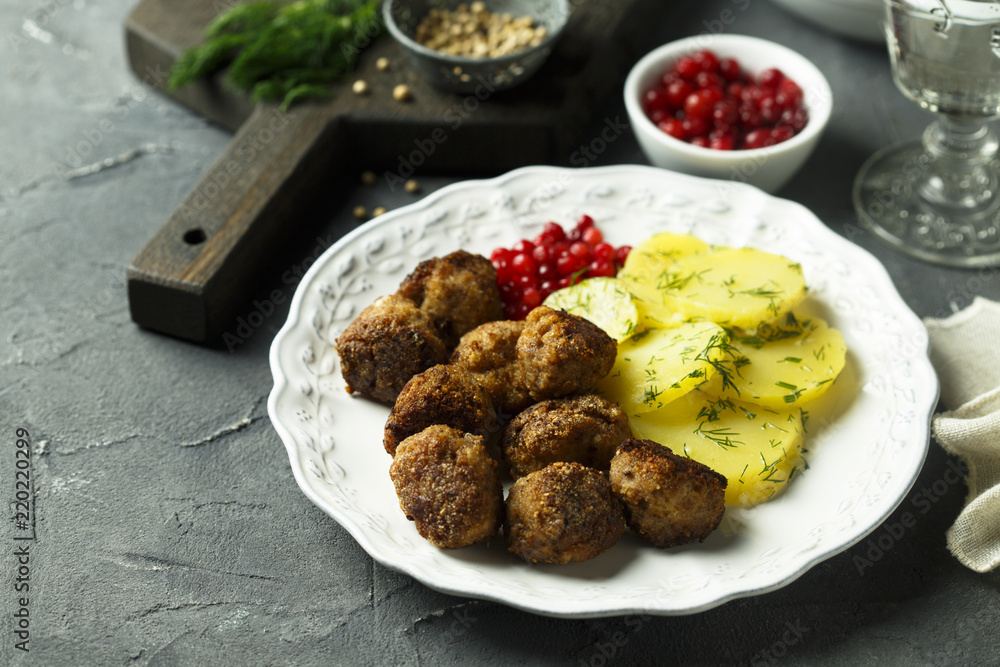 Meatballs with potato and red berries Meatballs with potato and red berries