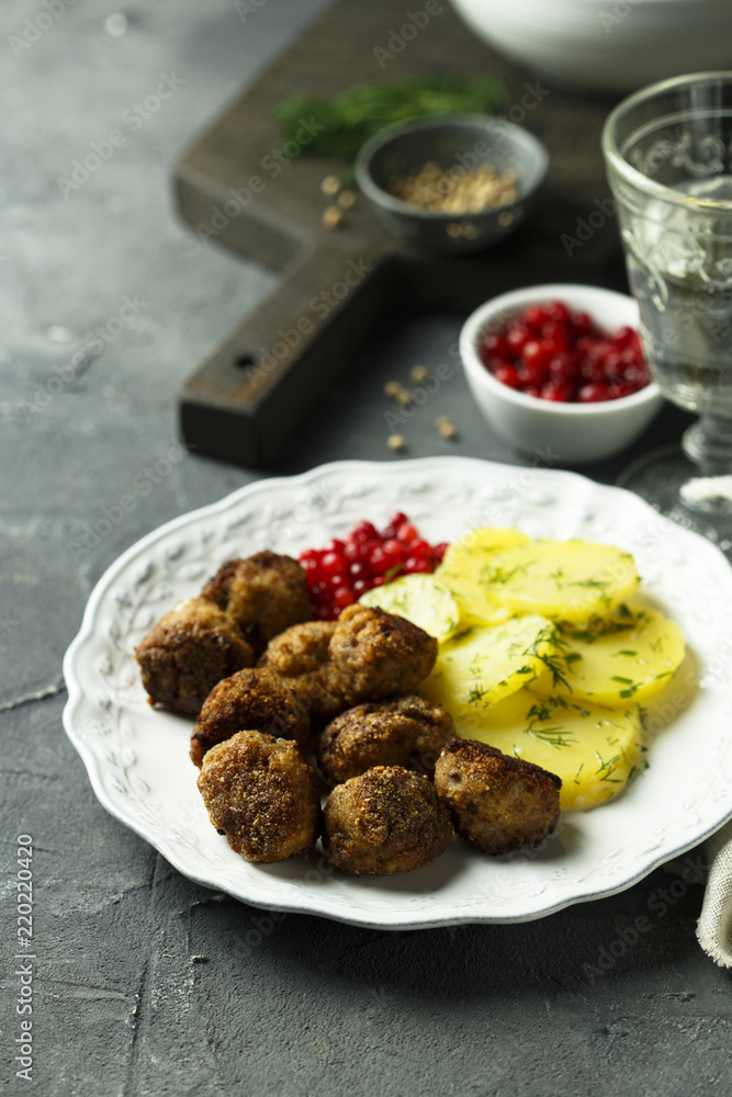 Meatballs with potato and red berries