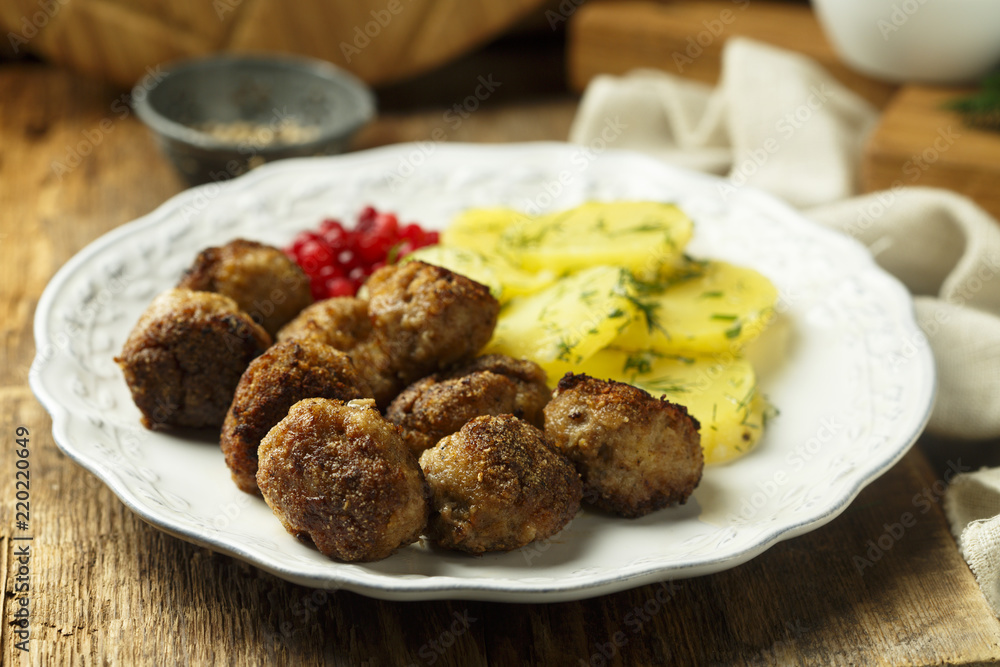 Meatballs with potato and red berries Meatballs with potato and red berries