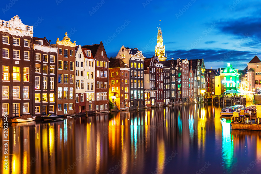 Fototapeta premium Nocny widok na Amsterdam, Holandia