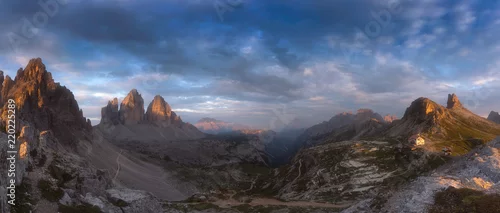 Fototapeta Tre Cime, Dolomity Włochy. Piękna panoramiczna fotografia dolomitów we Włoszech, zrobiona podczas wschodu słońca.
