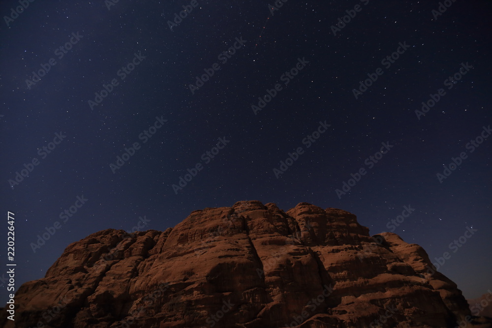 Obraz premium Mountains of Wadi Rum desert at night, Jordan