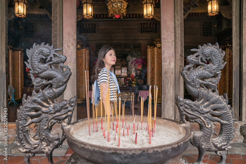 Slika na platnu asian woman standing in the temple.