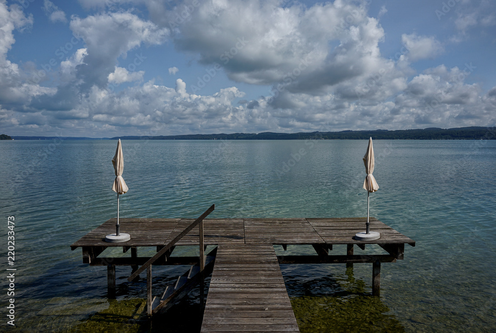 Badesteg mit Blick auf den Starnberger See