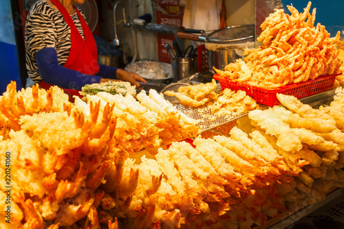 Obraz na płótnie Deep Fried Shrimps (Tempura Shrimps) at Daepo harbor in Sokcho, Korea w salonie
