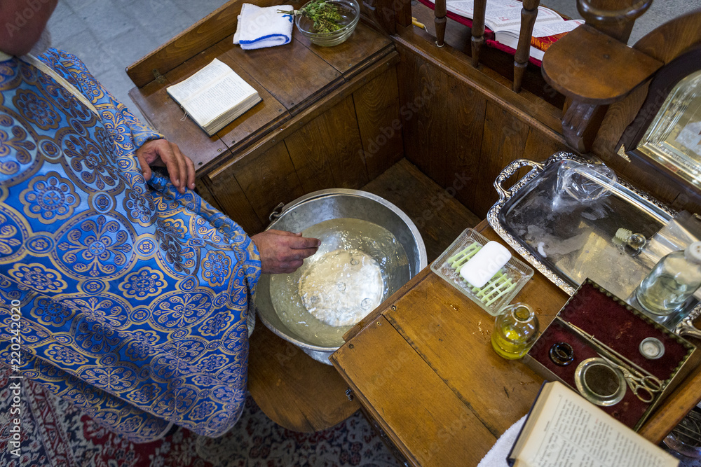 Φωτογραφία a Christian priest during a liturgy, wedding or baptism in a small church
