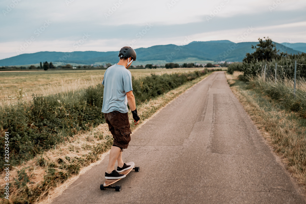 Obraz premium the guy is riding longboard
