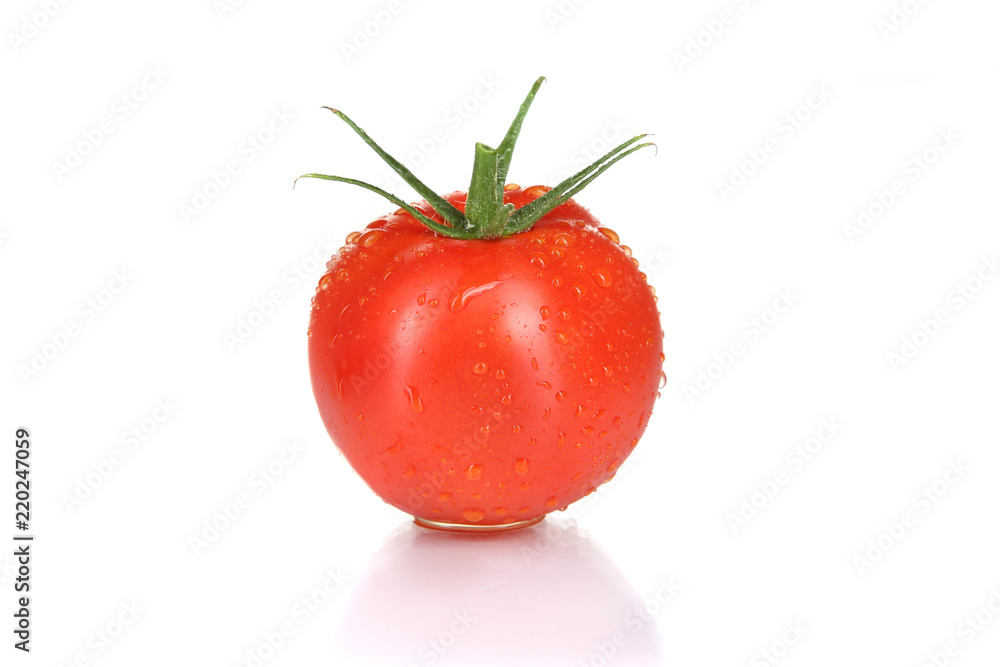 Tomate mit Wassertropfen auf weißem Hintergrund Tomate mit Wassertropfen auf weißem Hintergrund