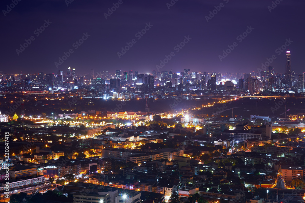 Obraz premium scenic of night urban cityscape lighting up metropolis