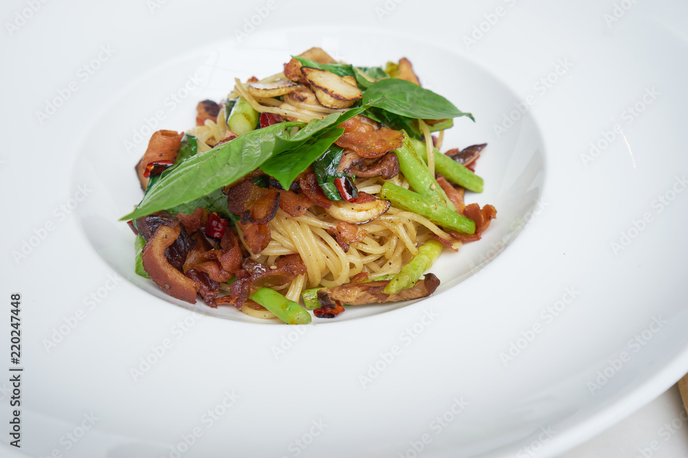 delicious spaghetti with dry chilli and beacons delicious spaghetti with dry chilli and beacons