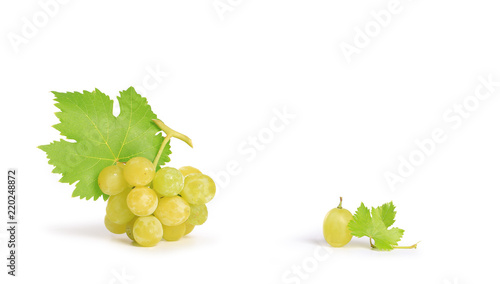 raisin vert, isolé sur fond blanc