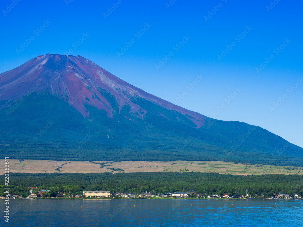山中湖畔から眺める富士山