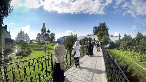 Canvastavla DIVEEVO, RUSSIA - circa AUGUST, 2016: Unidentified people walk toward Cathedral
