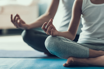 Fototapete Yogaschule Junge Frau und kleines Mädchen beim Yoga-Pose  © Vadym Huzhva