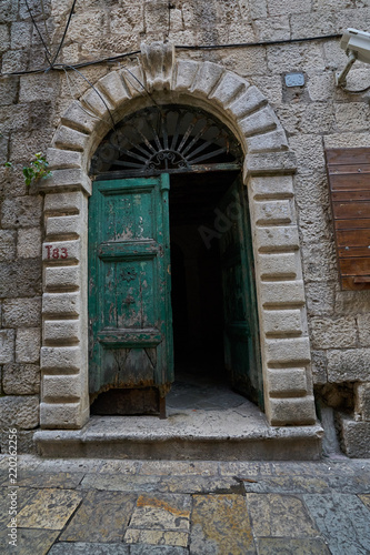 Alte Tür mit Türbogen in Kotor © Raphael und Luisa