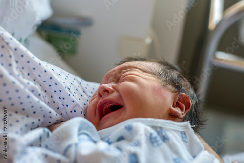 Bebé recién nacido llorando 02