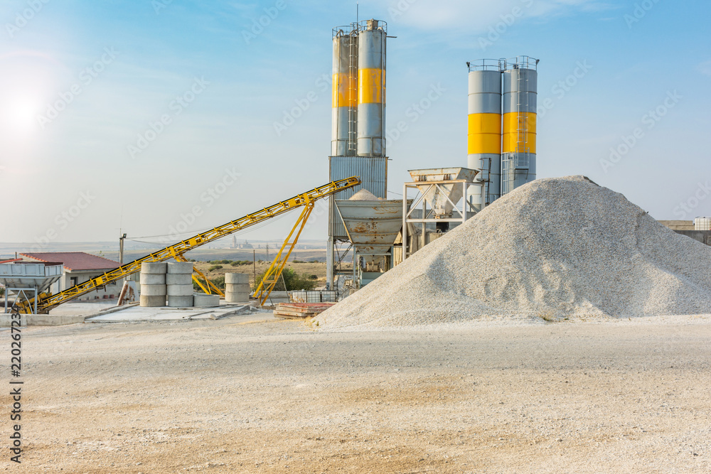 Obraz premium Quarry with silo in an industrial zone