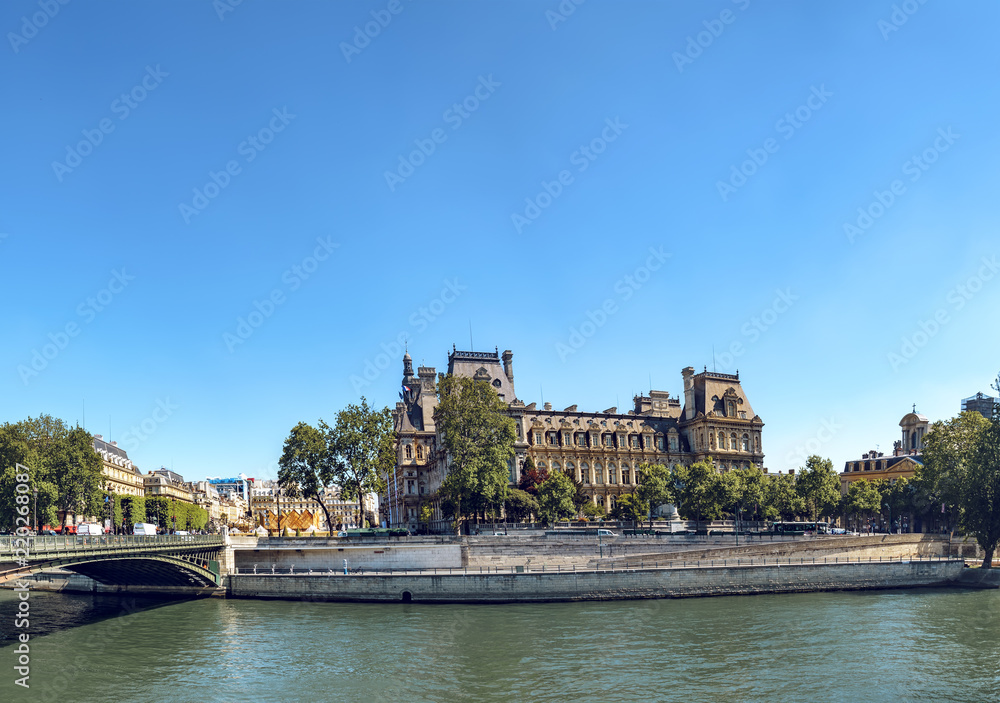 Fototapeta premium Hotel de Ville, Paris, from the River Seine. French Renaissance style building houses the administration of the City of Paris