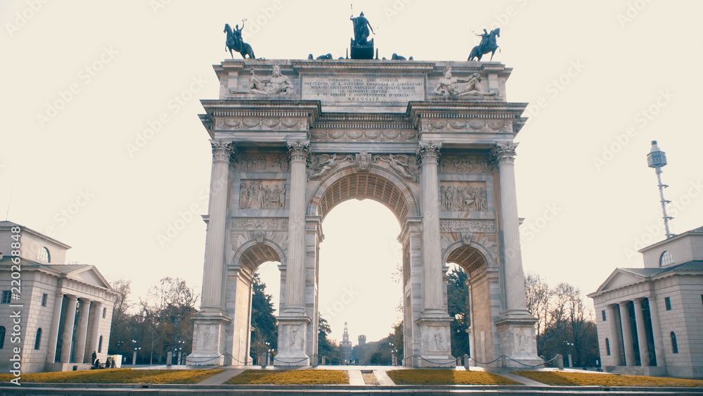Fototapeta premium The Arch of Peace (Arco della Pace), one of the most famous landmarks in Milan. Hyperlapse