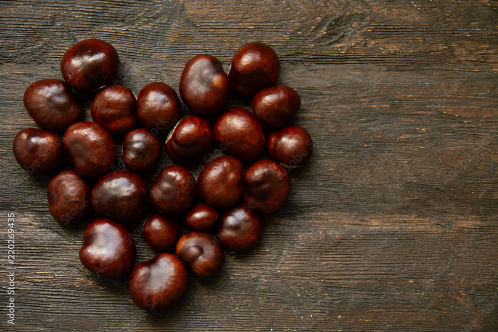 Obraz premium horse chestnuts. Autumn background. Flat lay. Nature concept