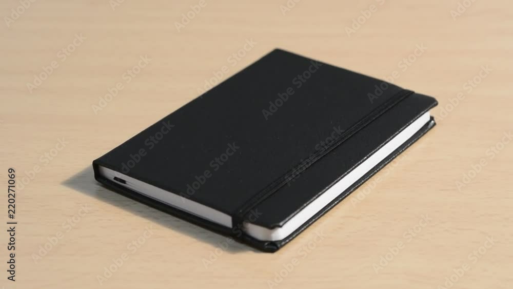 Libreta negra en la mesa