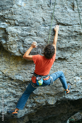 Fototapeta Naklejka Na Ścianę i Meble -  man rock climber climbing on the cliff