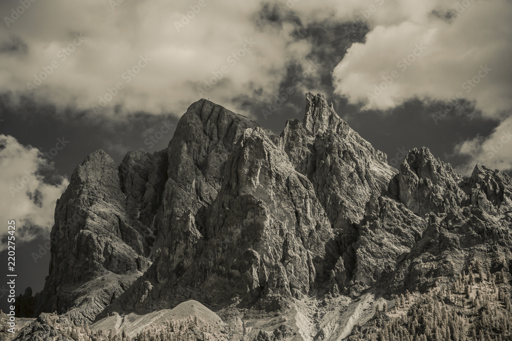 Die Berglandschaft der italienischen Dolomiten - Infrarotaufnahme (unbearbeitet) Die Berglandschaft der italienischen Dolomiten - Infrarotaufnahme (unbearbeitet)