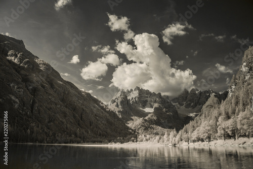 Die Berglandschaft der italienischen Dolomiten - Infrarotaufnahme (unbearbeitet)