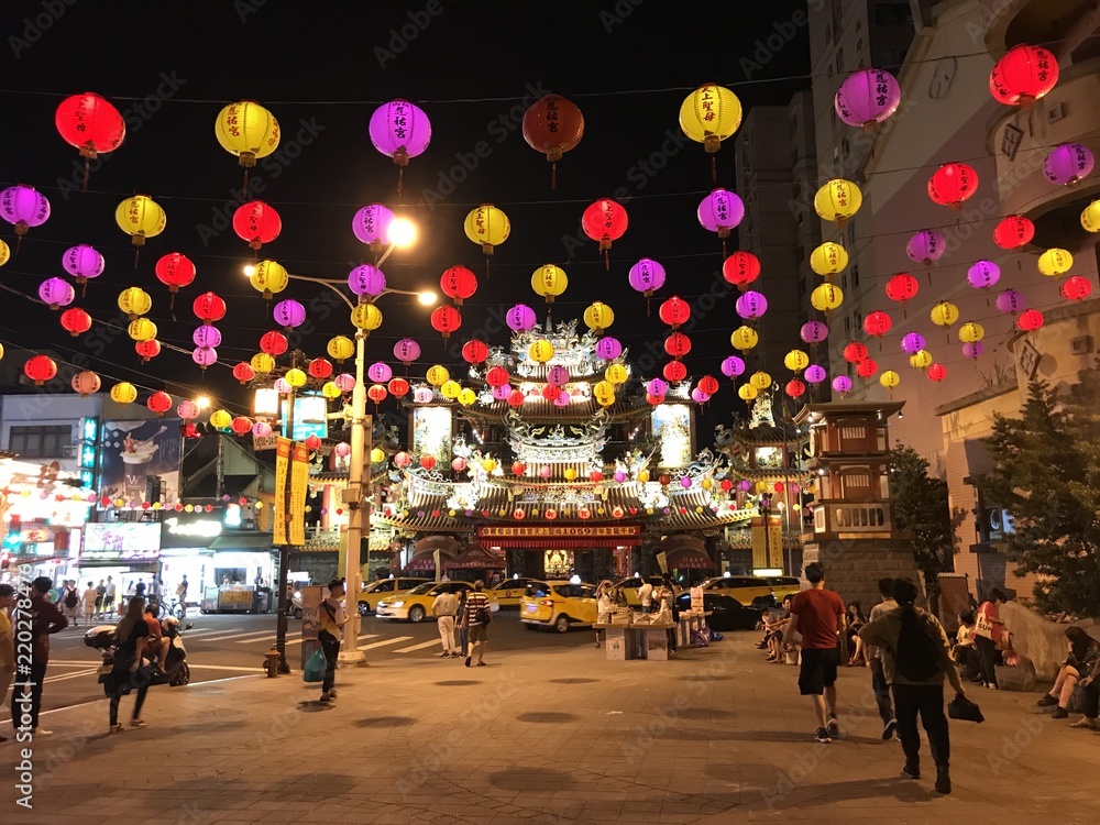 Fototapeta premium Lampions na ulicy w Taipei, Tajwan