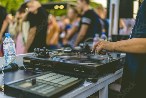 Tableau sur toile dj hands play music vibes on a summer beach party using a vintage deck setup tur