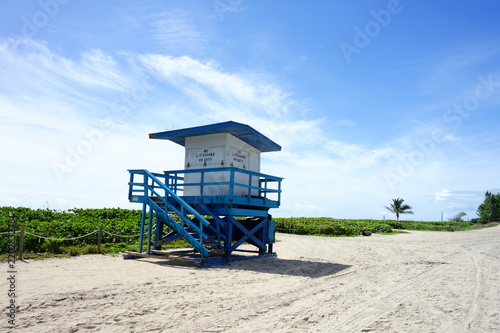 Rettungsschwimmer-Turm am Strand von Miami mit Palme und blauem Himmel © Andre Karliczek