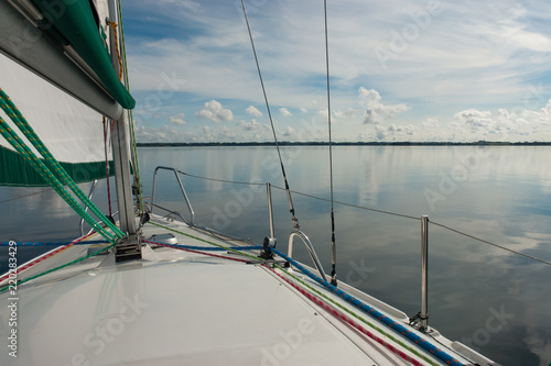 Żaglówka na wodzie