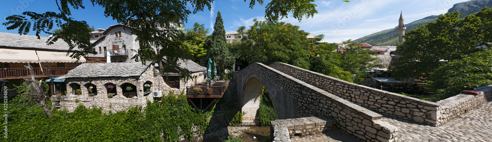 Bosnia: il Kriva Cuprija (Ponte Storto), il più antico ponte ad arco a volta di Mostar costruito nel 1558 come prova prima che iniziasse la costruzione dello Stari Most (Ponte Vecchio)