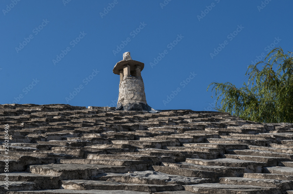 Bosnia: il tipico tetto con camino di una casa a Mostar, la città vecchia che prende il nome dai guardiani del ponte (mostari) che nel medioevo custodivano lo Stari Most (Ponte Vecchio)