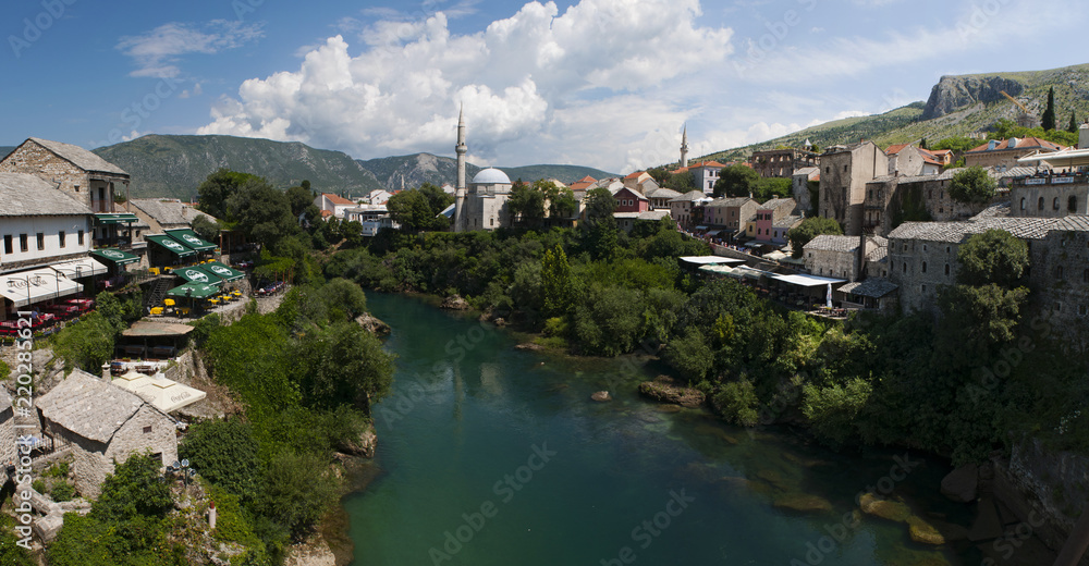 Bosnia: lo skyline di Mostar, la città vecchia sul fiume Narenta, con vista dei palazzi colorati del vecchio bazar Kujundziluk, il quartiere musulmano, e della moschea Koshi Mehmed Pasha
