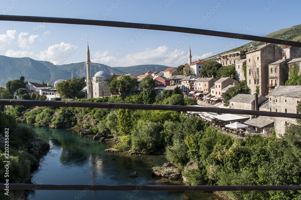 Bosnia: lo skyline di Mostar, la città vecchia sul fiume Narenta, con vista dei palazzi colorati del vecchio bazar Kujundziluk, il quartiere musulmano, e della moschea Koski Mehmed Pasha