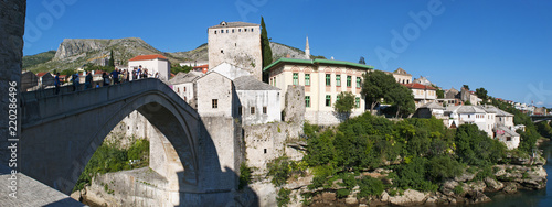 Mostar, Bosnia: vista dello Stari Most (Ponte Vecchio), ponte ottomano del XVI secolo, simbolo della città, distrutto il 9 novembre 1993 dalle forze militari croate durante la guerra croato-bosniaca photo