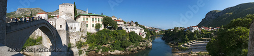 Mostar, Bosnia: vista dello Stari Most (Ponte Vecchio), ponte ottomano del XVI secolo, simbolo della città, distrutto il 9 novembre 1993 dalle forze militari croate durante la guerra croato-bosniaca