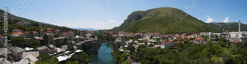 Mostar, Bosnia: vista dello Stari Most (Ponte Vecchio), ponte ottomano del XVI secolo, simbolo della città, distrutto il 9 novembre 1993 dalle forze militari croate durante la guerra croato-bosniaca