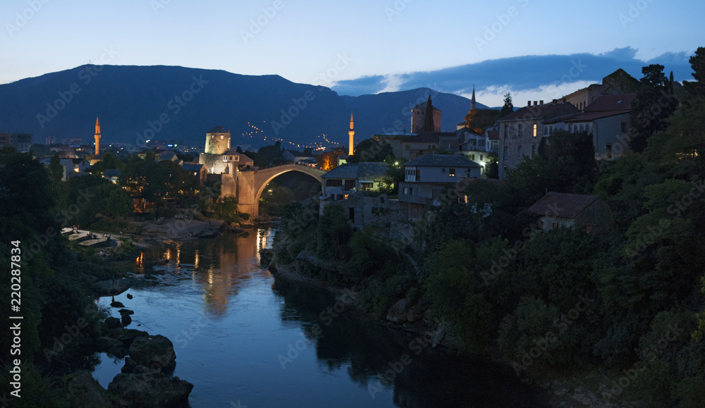 Mostar: vista notturna dello Stari Most (Ponte Vecchio), ponte ottomano del XVI secolo, simbolo della città, distrutto il 9 novembre 1993 dalle forze militari croate durante la guerra croato-bosniaca