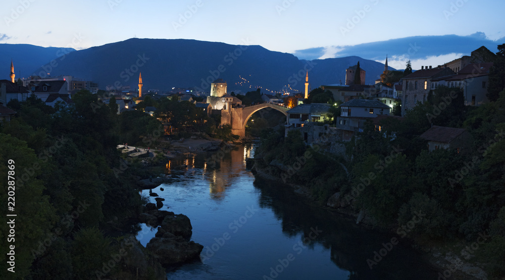 Fototapeta premium Mostar: vista notturna dello Stari Most (Ponte Vecchio), ponte ottomano del XVI secolo, simbolo della città, distrutto il 9 novembre 1993 dalle forze militari croate durante la guerra croato-bosniaca