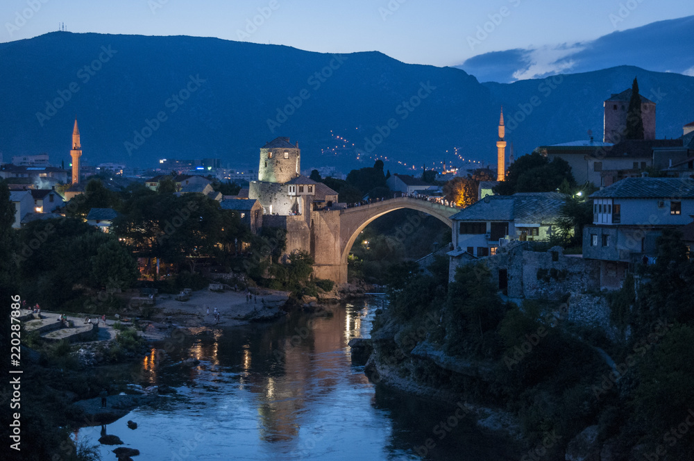 Mostar: vista notturna dello Stari Most (Ponte Vecchio), ponte ottomano del XVI secolo, simbolo della città, distrutto il 9 novembre 1993 dalle forze militari croate durante la guerra croato-bosniaca