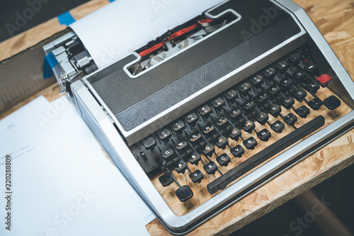 Analoge Schreibmaschine auf Holzplatte