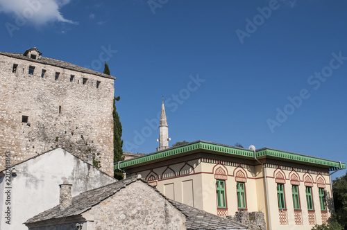 Bosnia: lo skyline di Mostar, la città vecchia sul fiume Narenta, con un palazzo esempio dell'architettura austro-ungarica costruito durante il periodo della dominazione austro-ungarica