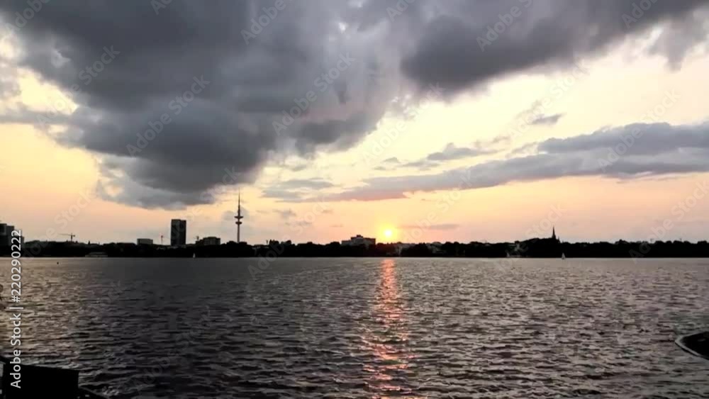 HD Video von Aussenalster in Hamburg Deutschland mit dramatischen Wolken, die am Himmel ziehen HD Video von Aussenalster in Hamburg Deutschland mit dramatischen Wolken, die am Himmel ziehen