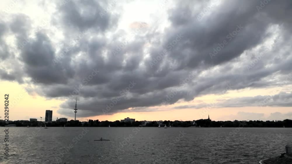 HD Video von Aussenalster in Hamburg Deutschland mit dramatischen Wolken, die am Himmel ziehen HD Video von Aussenalster in Hamburg Deutschland mit dramatischen Wolken, die am Himmel ziehen