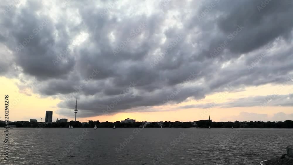 HD Video von Aussenalster in Hamburg Deutschland mit dramatischen Wolken, die am Himmel ziehen HD Video von Aussenalster in Hamburg Deutschland mit dramatischen Wolken, die am Himmel ziehen