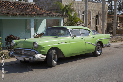 Sch  ner gr  ner Oldtimer  auf Kuba  Karibik 