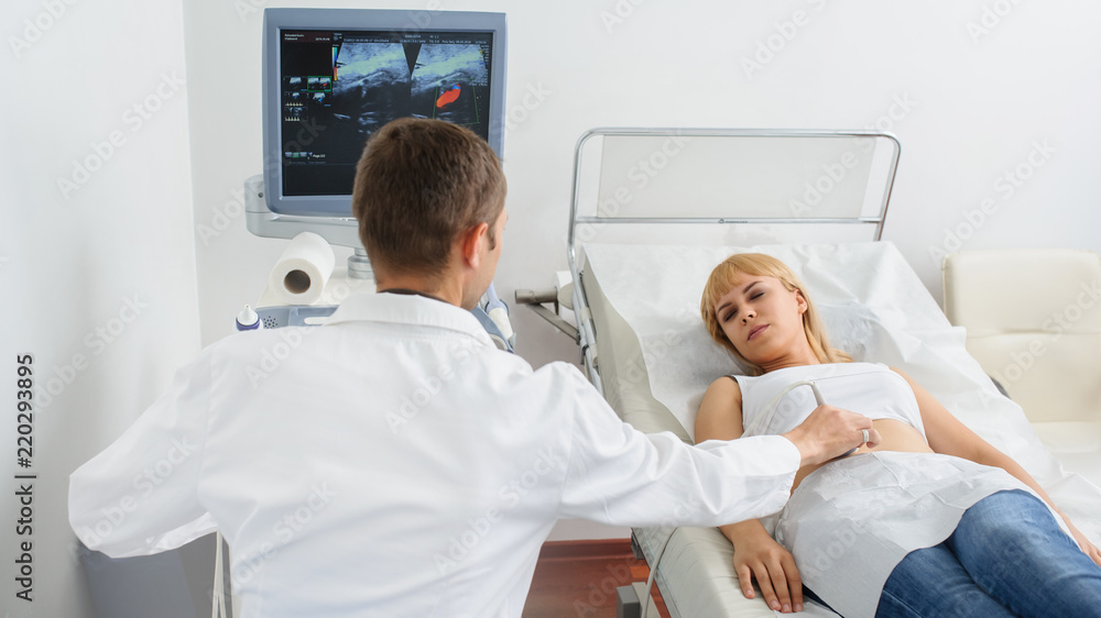 Obraz premium The pregnant lady pacient at ultrasonography examination